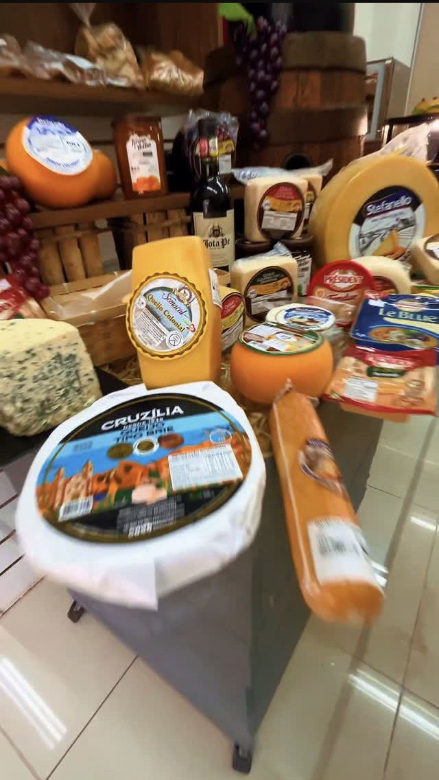 Variedade de queijos na Queijaria Madelícia Porto Alegre